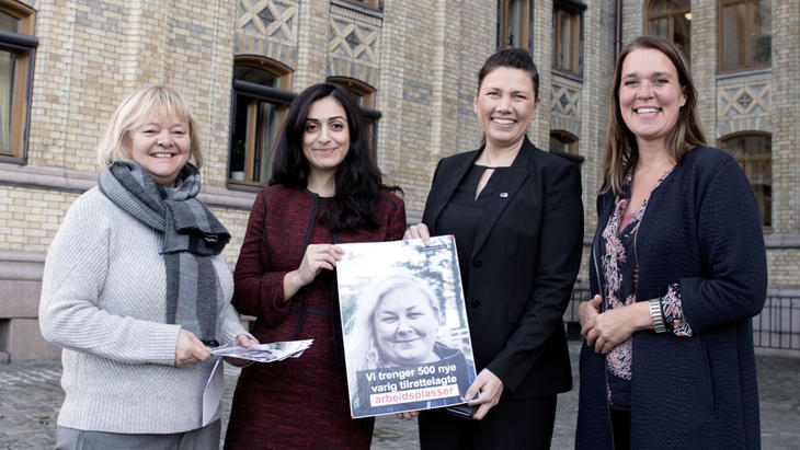 Hadia Tajik og Heidi Nordby Lunde fra arbeids- og sosialkomiteen flankert av Mimmi Kvisvik og Marit Isaksen fra FOs forbundsledelse