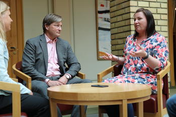 FOs Kathrine Haugland Martinsen i samtale med Christian Tybring-Gjedde (Frp) og FO-medlem Linnea Nasholm.