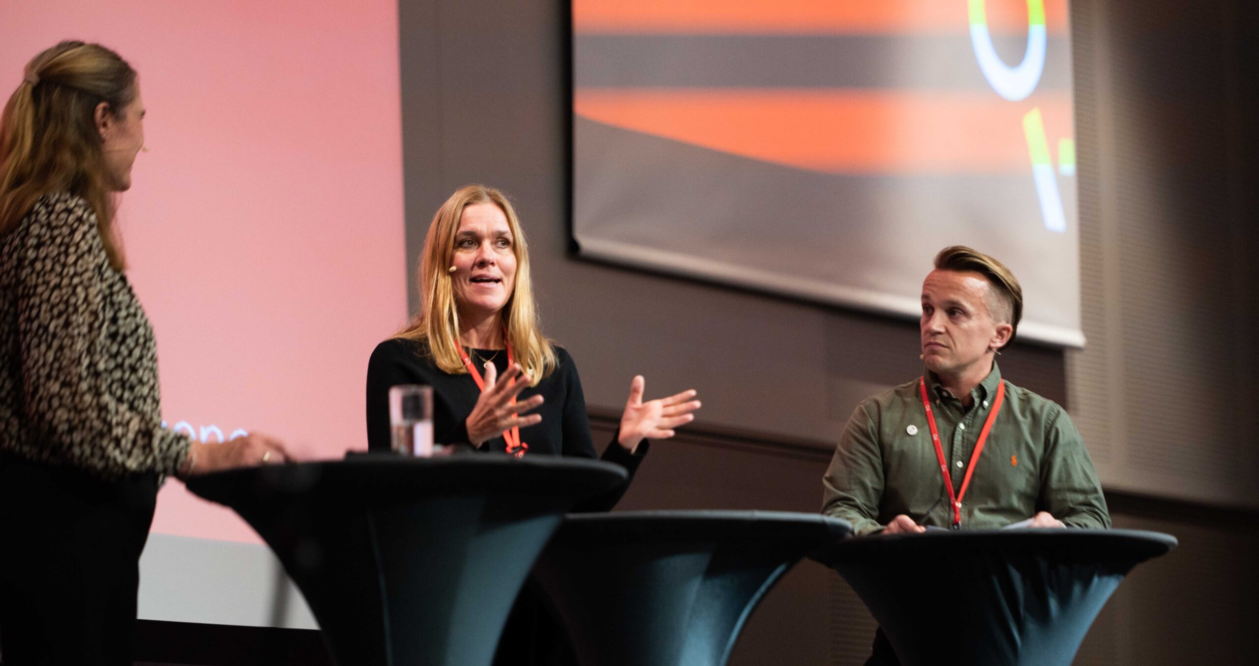 KONFERANSIERER: profesjonslederne Hanne Glemmestad, Marit Isaksen og Ole-Henrik Kråkenes på podiet under FO-Dagene