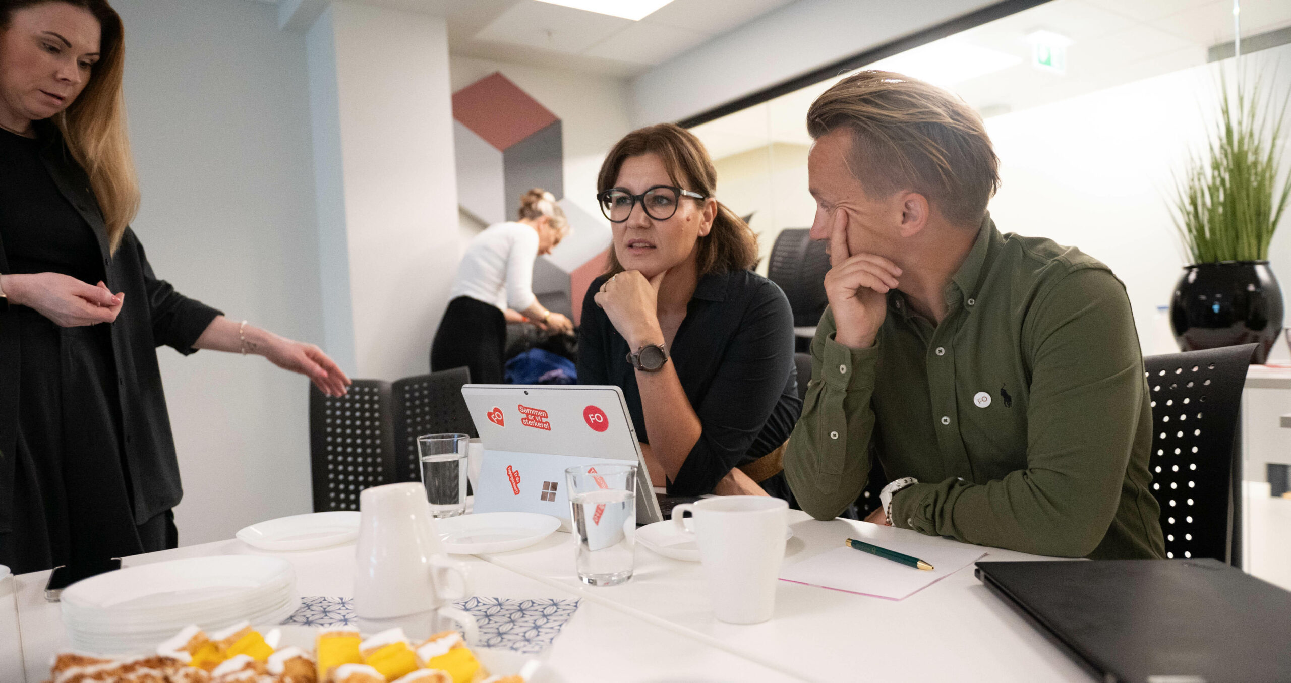 FROKOSTMØTE: Forbundsleder Marianne Solberg og Ole Henrik Kråkenes i FOs forbundsledelse besøkte barneverntjenesten i Arendal.